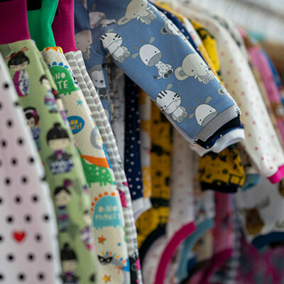 Bunte Kindermode auf Kleiderstange